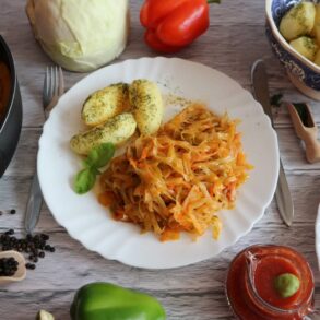 Weißkohl geschmort – vegetarisches Rezept mit Tomatensoße