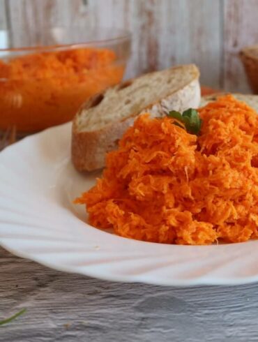 Russian carrot salad with garlic – 3 ingredients recipe