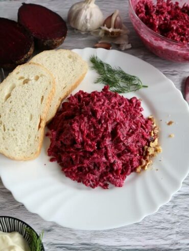 Russian beet salad – simple recipe with garlic