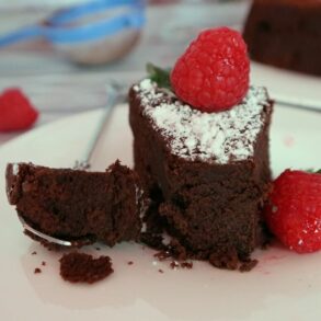 Flourless chocolate cake – 4 ingredient recipe without nuts