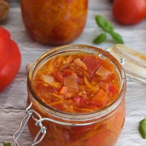 Gemüsesalat mit Tomaten einlegen