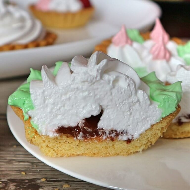 корзиночки с безе. корзиночки из песочного теста с кремом. корзиночки с белковым кремом. песочные пирожные корзиночки. песочное пирожное корзиночка.