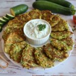 Zucchinipuffer knusprig saftig – schnelles Rezept mit wenig Zutaten