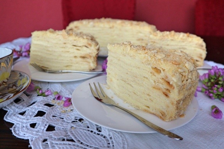 Russische Torte mit Blätterteig und Vanille-Buttercreme