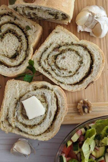 Kräuterbrot mit Knoblauch und Nuss – perfekt für Grillparty