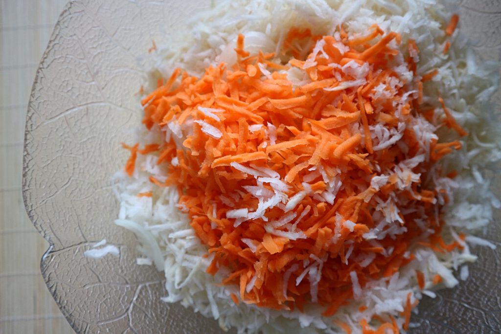 Sellerie, Rettich und Karotte raspeln