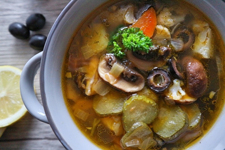 Russische Suppe mit Salzgurken und Pilzen