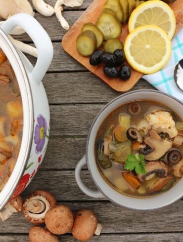 Soljanka vegan kochen: bestes Rezept mit Pilzen für russische Suppe