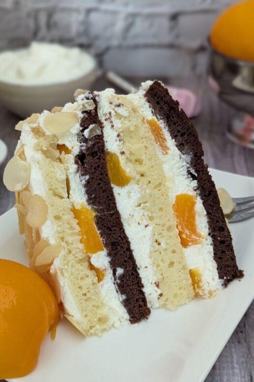 Pfirsich-Joghurt-Torte mit Sahne – in Herzform