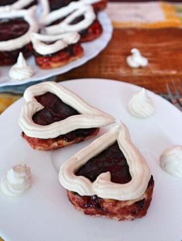 Törtchen "Valentinchen" – Rezept für Biskuit-Baiser-Herzchen