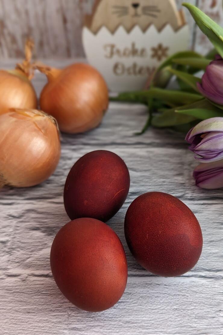 Dyeing eggs with onion skins