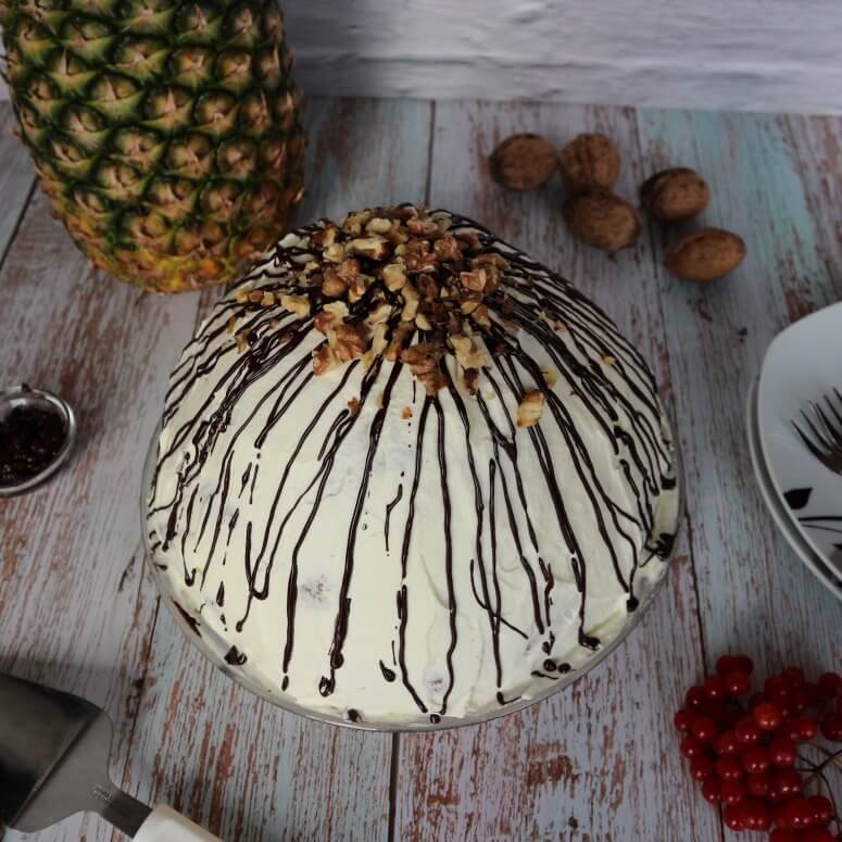 Biskuittorte mit Schmandcreme und Ananas