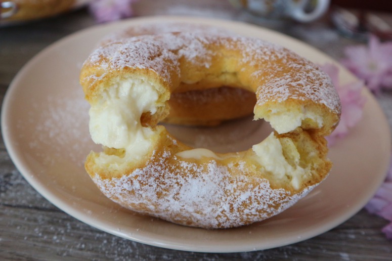 Choux pastry rings filled with curd