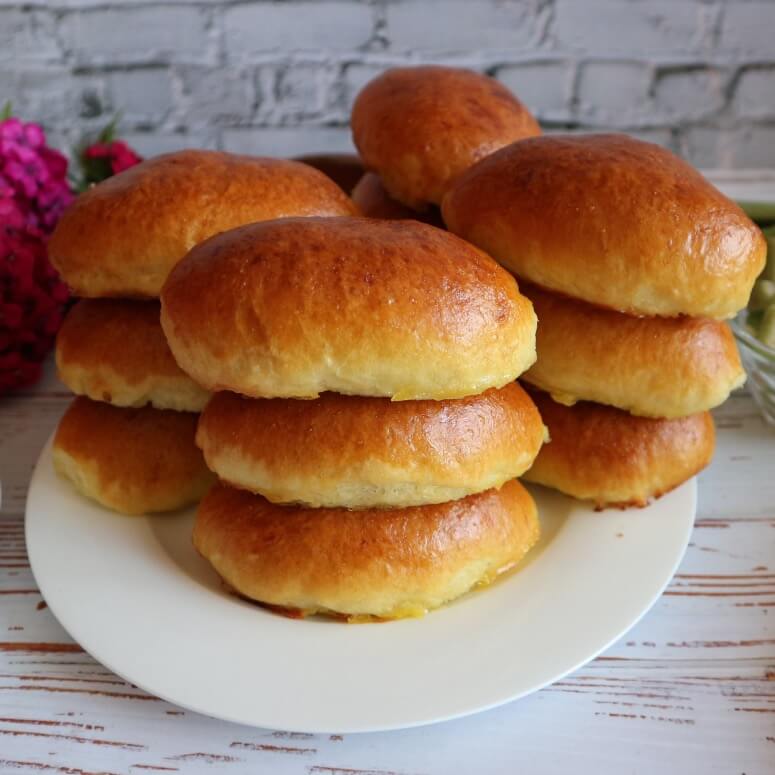 Russian buns with rhubarb from the oven