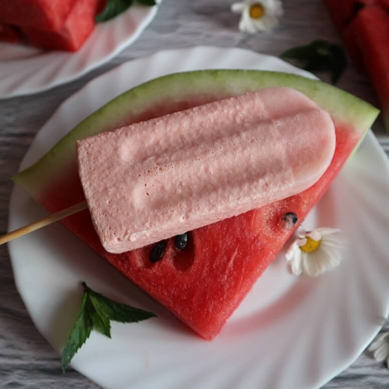 Wassermelonen-Eis selber machen – auch am Stiel