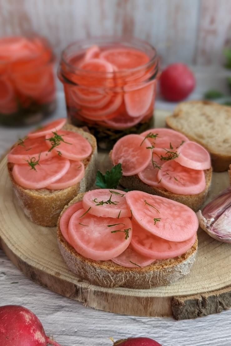 Buntes Gemüse auf Brot