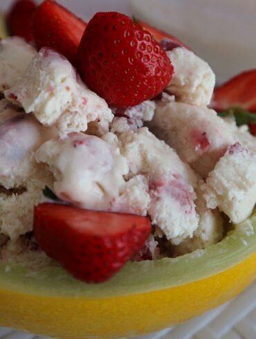 Melonen-Plombir mit Erdbeeren – leckeres Rezept für süße Verführung