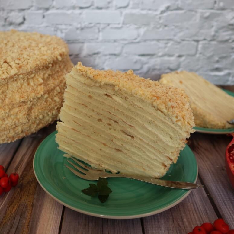 Russian layer cake with quark and cream cheese