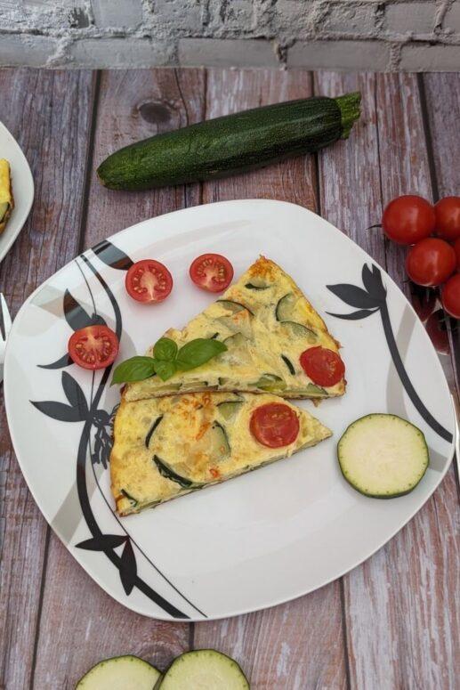Zucchini-Omelett – Rezept mit Tomaten und Basilikum