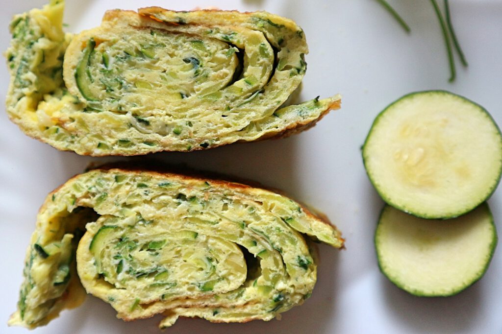 Zucchini Rolle mit aromatischen Kräutern einfaches Rezept