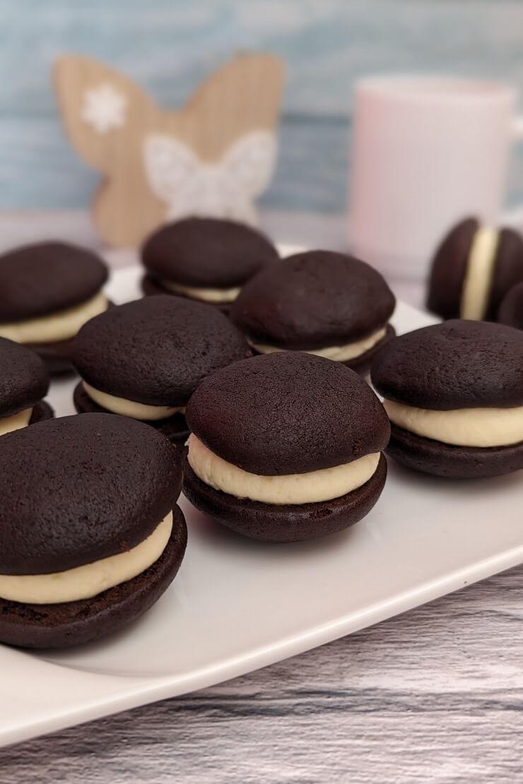 Mini cakes with chocolate and cream cheese filling