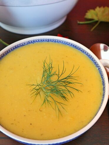 Kürbissuppe mit Kichererbsen – veganes Rezept für cremige Herbstsuppe