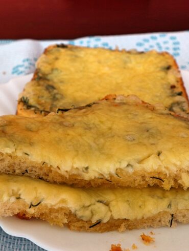 Überbackenes Brot mit Käse & Kräutern pikant – einfaches Rezept