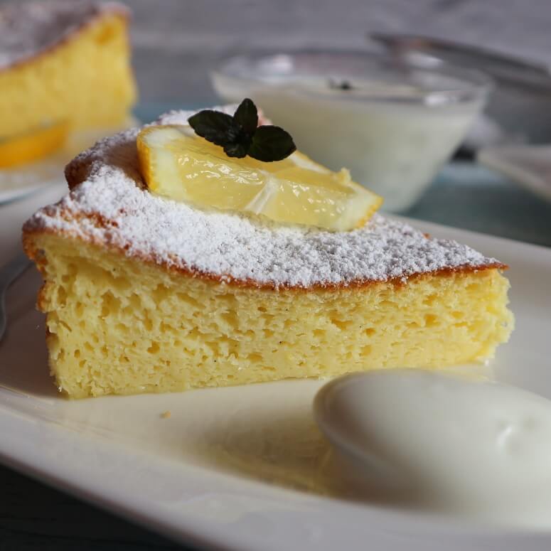 Yogurt cake like a cloud – recipe with lemon and without wheat flour