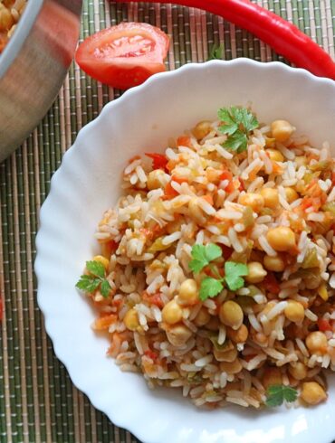 Reis mit Kichererbsen & Tomaten-Paprika-Chili-Sauce – veganes Rezept