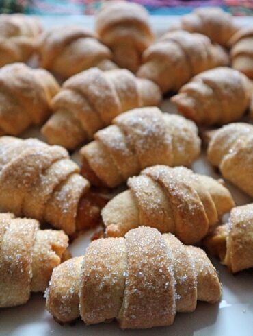 Rogaliki "Malyschi" aus Hefe-Mürbeteig mit süßer Füllung – Rezept