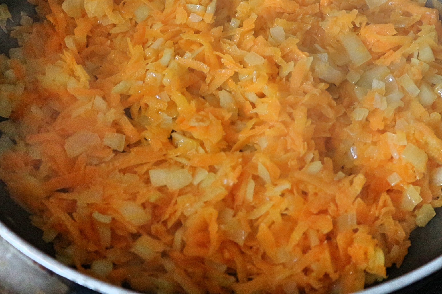 Karotten und Zwiebeln braten
