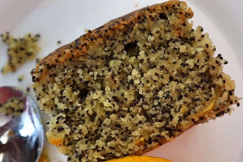 Vegan sponge cake with poppy seeds and oranges