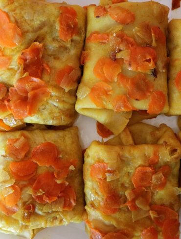 Yufka mit Karotten: Rezept für gefülltes Fladenbrot der usbekischen Küche