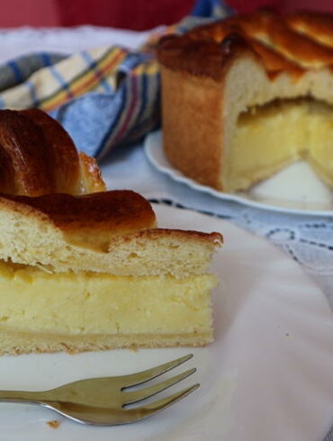Hefeteig-Kuchen mit Pudding-Creme – einfaches & leckeres Rezept
