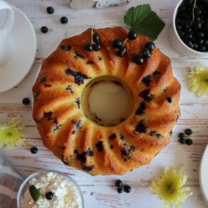 Berry quark bundt cake – moist currant cake with quark