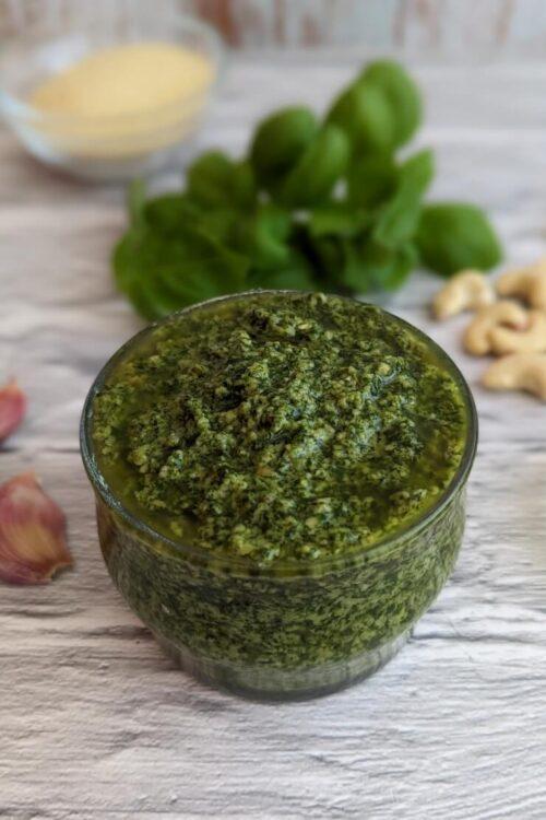 Basilikum-Pesto selber machen – veganes Rezept