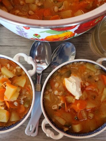 Rassolnik vegan – einfaches Rezept für russische Salzgurkensuppe