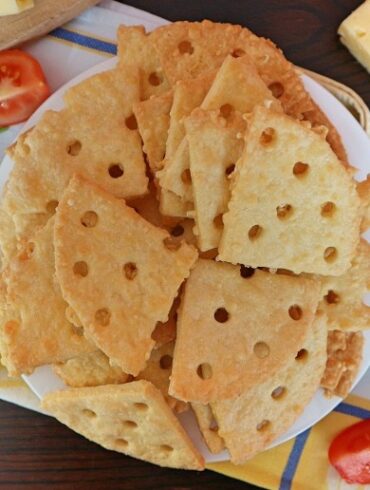 Homemade cheese crackers: easy and quick recipe for crunchy snack