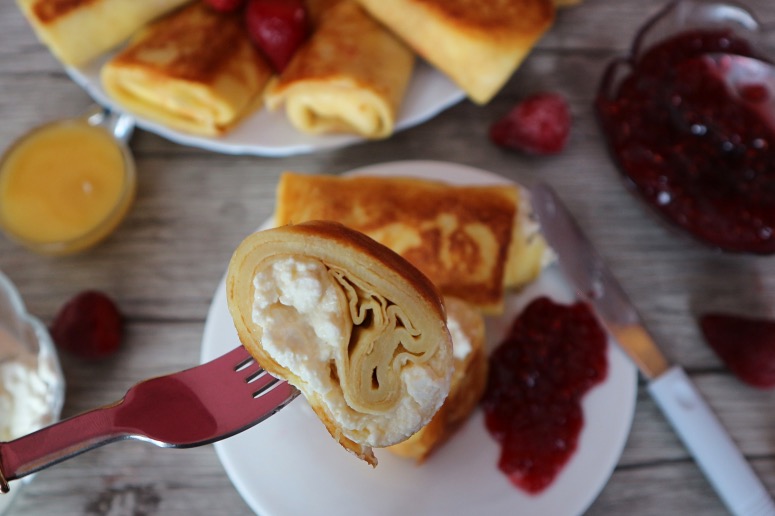 Blini filled with tvorog – recipe for sweet filled Russian pancakes