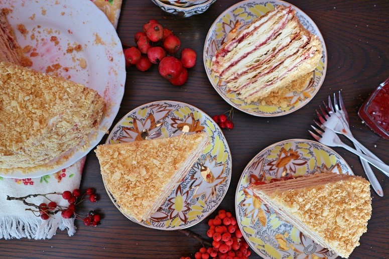 Russische Torte mit Blätterteig, Pudding-Buttercreme und Marmelade