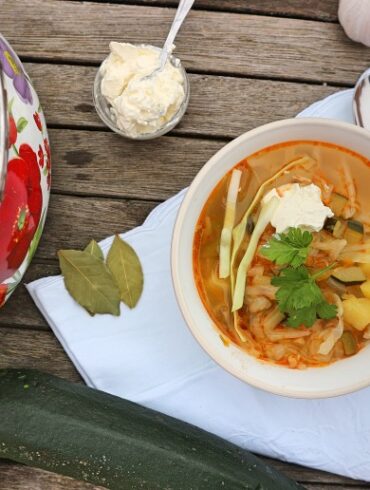 Schtschi vegetarisch – veganes Rezept für beliebte russische Kohlsuppe