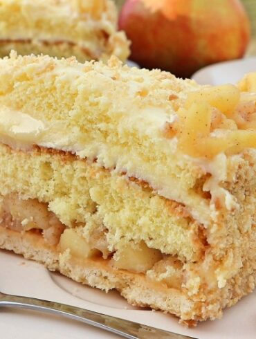 Riga cake – recipe with apple filling, buttercream and cinnamon