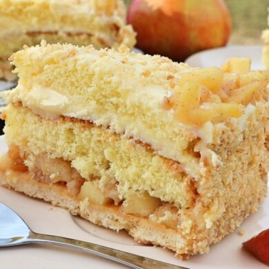 Rigaer Torte – Rezept mit Biskuit-, Mürbeteig, Apfelfüllung & Buttercreme