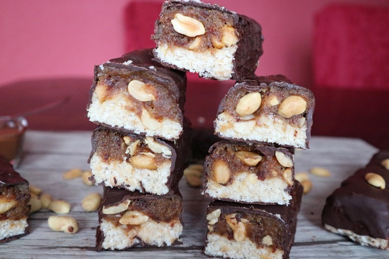 How to make snickers: (vegan) Recipe for peanut caramel chocolate bars