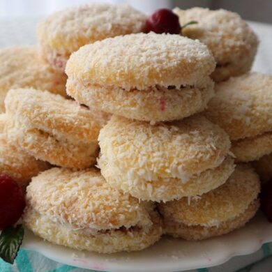 Kokos-Eierplätzchen mit Mascarpone und Kirschen – Rezept ohne Backen