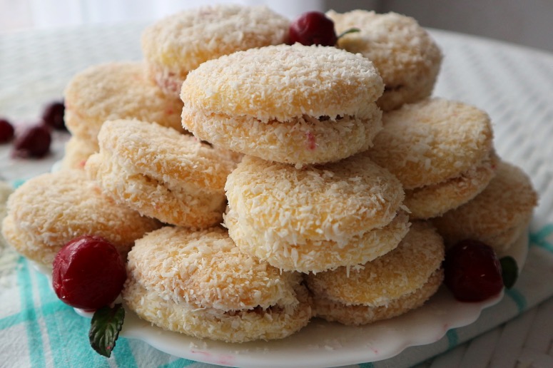 Coconut egg cookies with mascarpone & cherries – recipe without baking