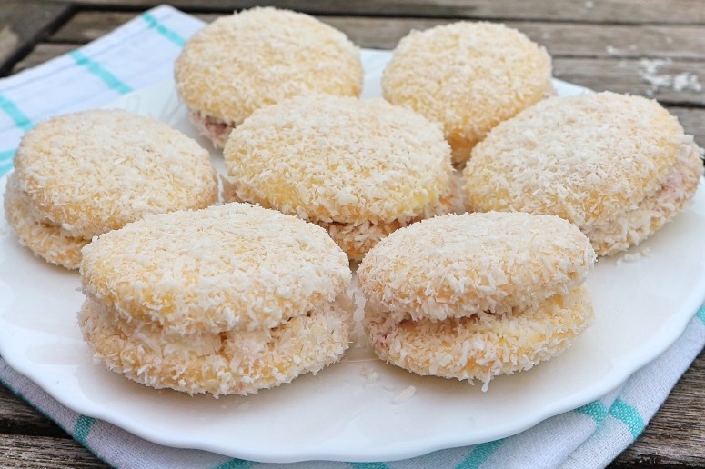 Gefüllte Kokos-Eierplätzchen mit Mascarpone und Kirschen