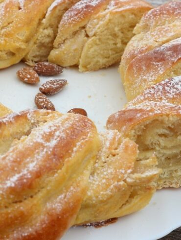 Easter bread wreath with marzipan and almonds – simple recipe