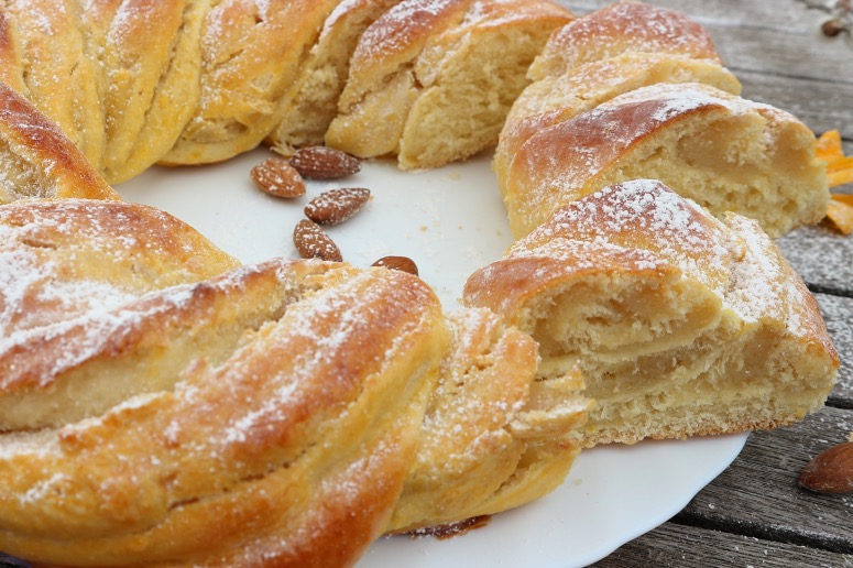 Osterkranz mit Marzipan und Mandeln – gefüllter Hefekranz