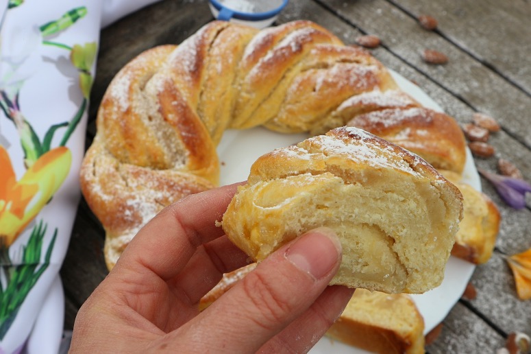 Osterkranz mit Marzipan und Mandeln – gefüllter Hefekranz